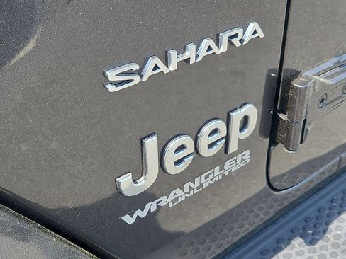 Used 2019 Jeep Wrangler Unlimited Sahara AWD/4WD image 12