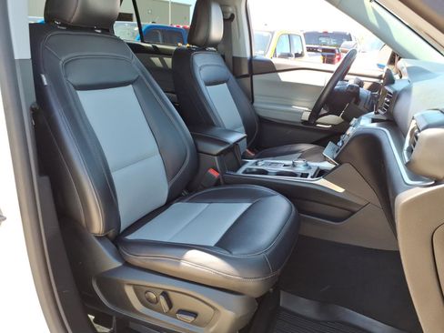 Used 2022 Ford Explorer XLT w/ Equipment Group 202A AWD/4WD image 7