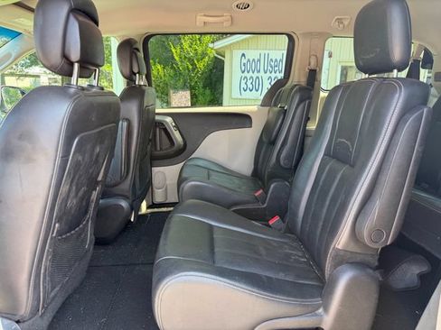 Used 2013 Chrysler Town & Country Touring FWD image 8