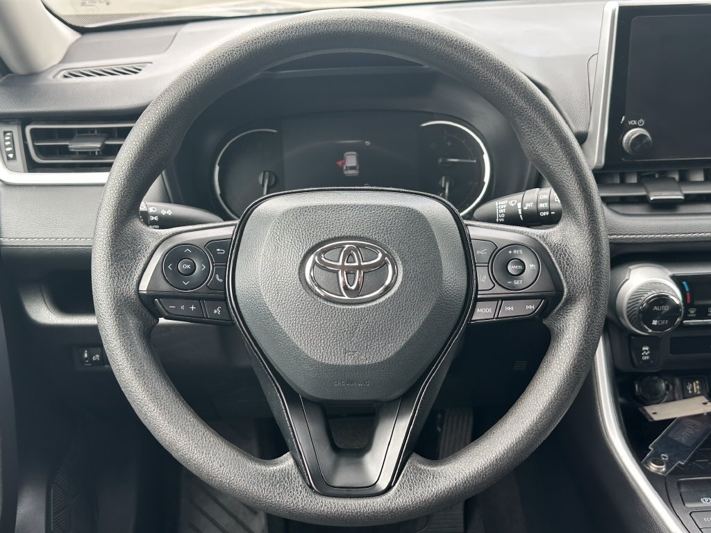 Used 2025 Toyota RAV4 XLE AWD/4WD image 19