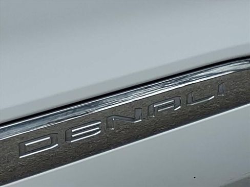 Used 2023 GMC Acadia Denali image 3
