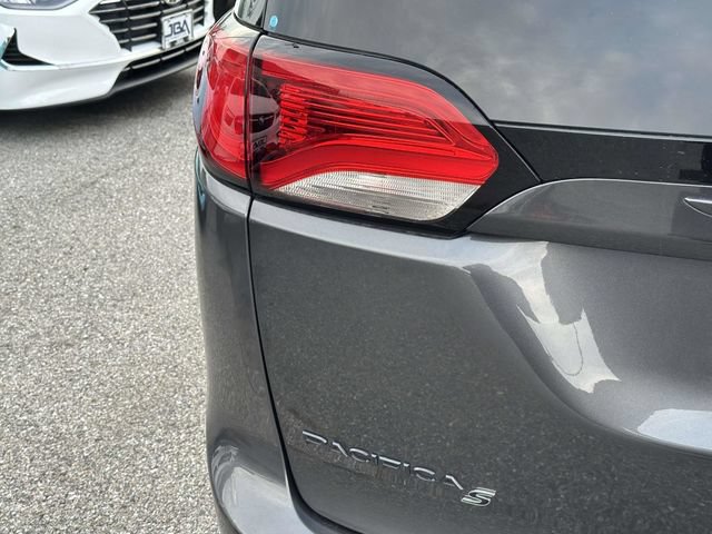 Used 2019 Chrysler Pacifica Touring Plus w/ S Appearance Package FWD image 30