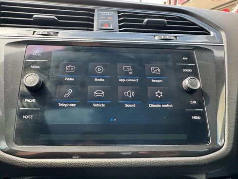 Used 2018 Volkswagen Tiguan SE w/ Panoramic Sunroof Package image 22