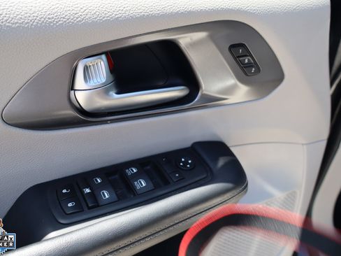Used 2023 Chrysler Pacifica Touring-L FWD image 13