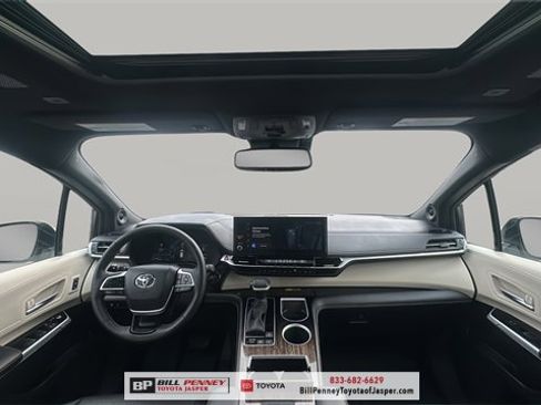 Used 2025 Toyota Sienna Platinum image 10