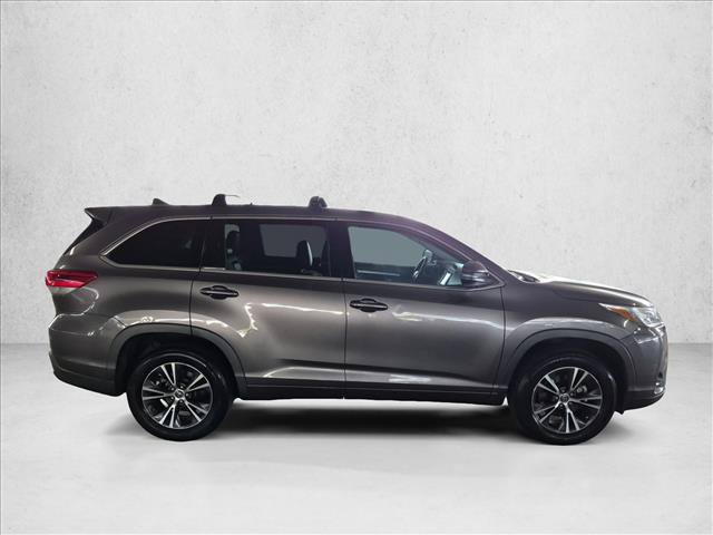 Used 2018 Toyota Highlander Plus FWD image 4