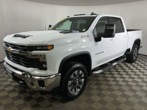 Used 2024 Chevrolet Silverado 2500 LT image 3
