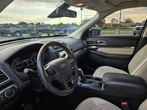 Used 2017 Ford Explorer Platinum AWD/4WD image 5