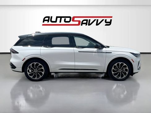 Used 2025 Lincoln Nautilus Reserve AWD/4WD image 8