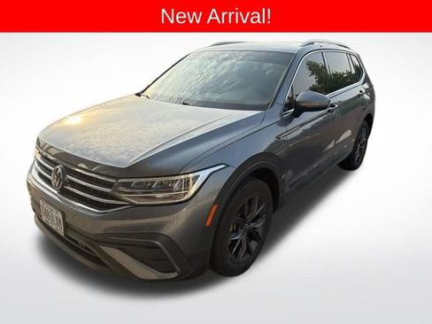 Used 2022 Volkswagen Tiguan SE AWD/4WD image 1