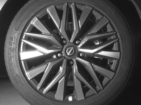 Used 2025 Nissan Altima 2.5 SV FWD image 13