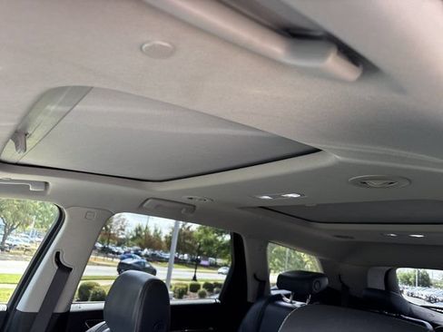 Used 2018 Buick Enclave Essence AWD/4WD image 21