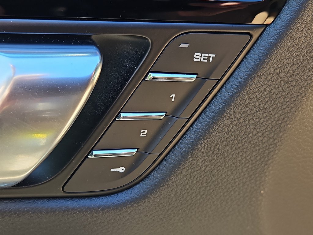 Certified 2026 Porsche Macan AWD/4WD image 22