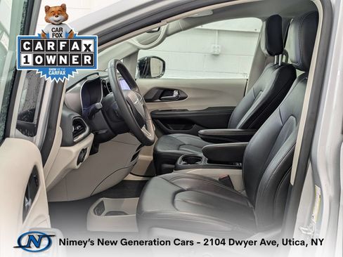 Used 2024 Chrysler Pacifica Touring-L FWD image 3