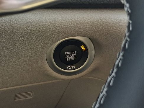 Used 2023 Chrysler Pacifica Touring-L image 23