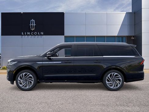 New 2026 Lincoln Navigator L Reserve AWD/4WD image 3