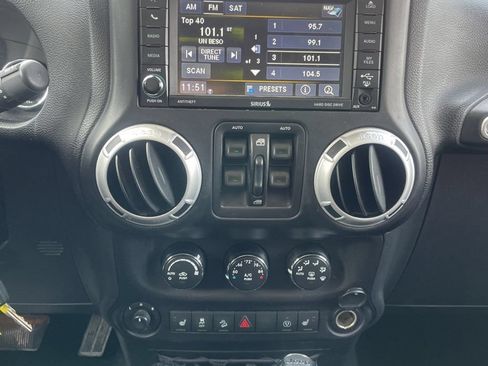 Used 2017 Jeep Wrangler Unlimited Rubicon AWD/4WD image 14