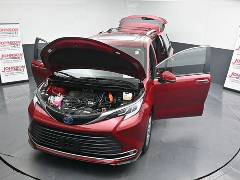 Used 2025 Toyota Sienna Limited image 44