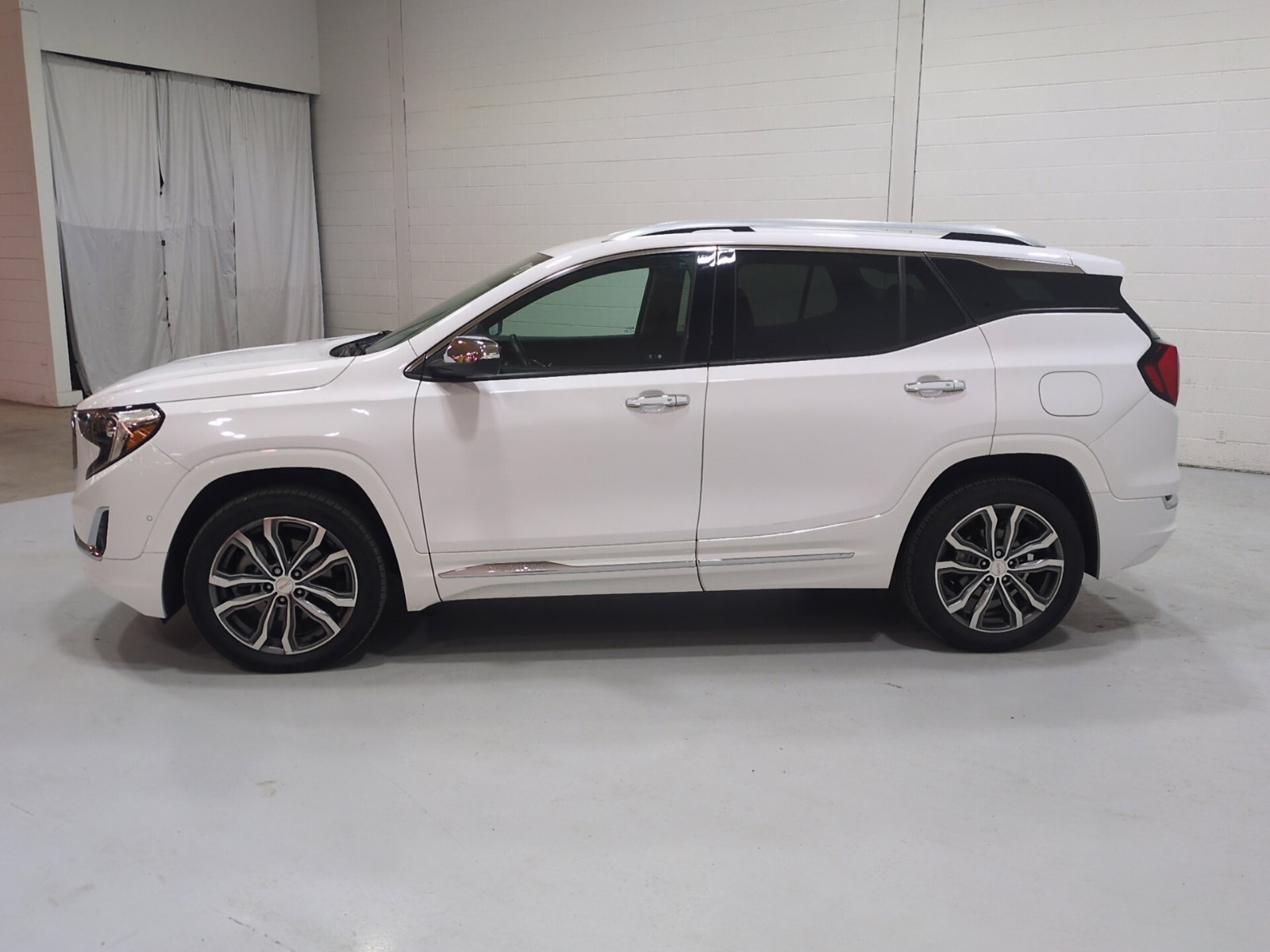 Used 2020 GMC Terrain Denali w/ Denali Premium Package AWD/4WD image 6