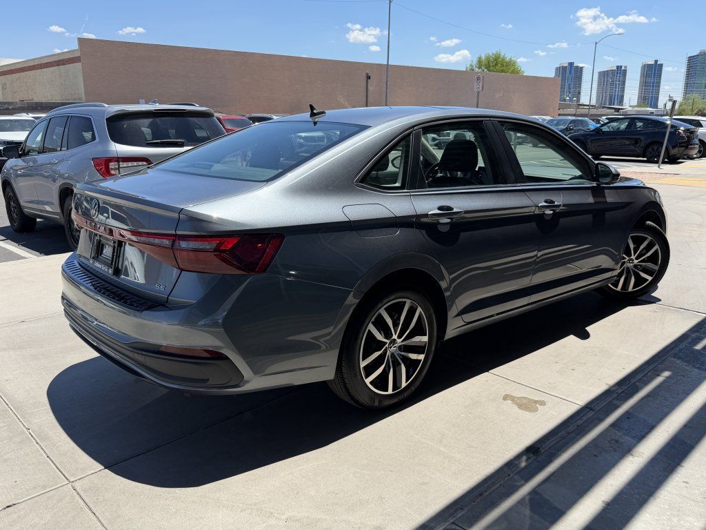 Used 2025 Volkswagen Jetta SE w/ Sunroof Package FWD image 4
