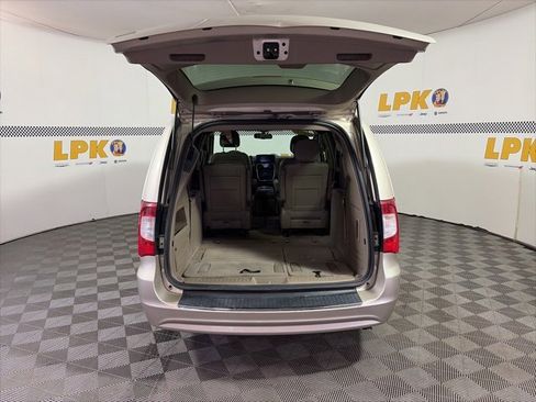 Used 2013 Chrysler Town & Country Touring image 5