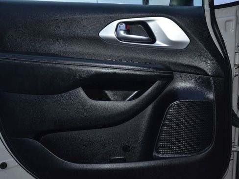 Used 2021 Chrysler Pacifica Touring w/ S Appearance Package image 16