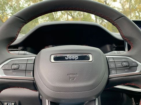 Used 2025 Jeep Compass Trailhawk image 27