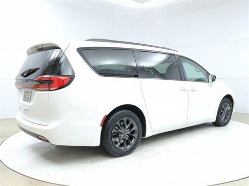 Used 2021 Chrysler Pacifica Touring w/ S Appearance Package image 7