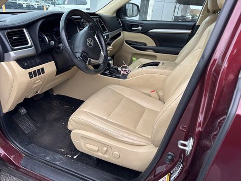 Used 2019 Toyota Highlander XLE image 11