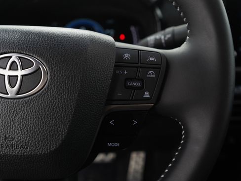 Used 2025 Toyota Camry SE image 25