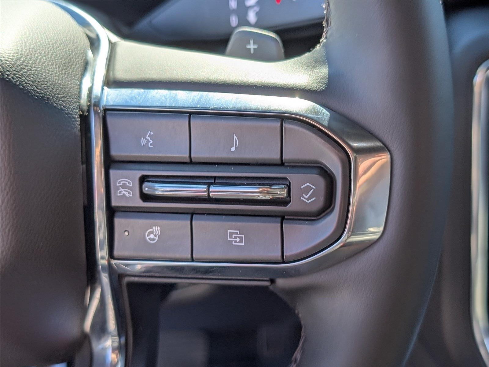 Used 2025 GMC Yukon XL Denali AWD/4WD image 27