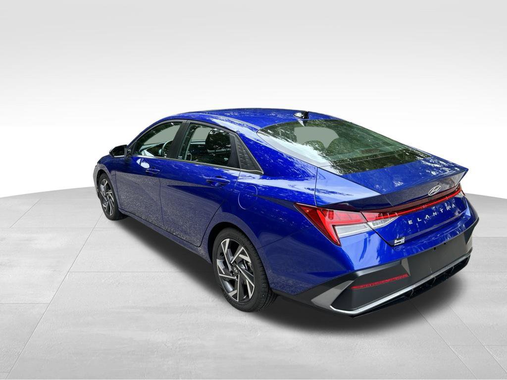 Used 2024 Hyundai Elantra SEL w/ Convenience Package FWD image 3