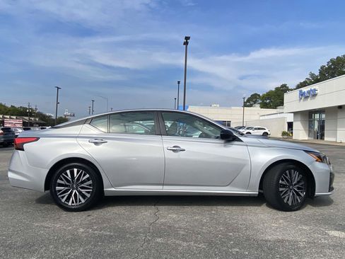 Used 2024 Nissan Altima 2.5 SV image 2