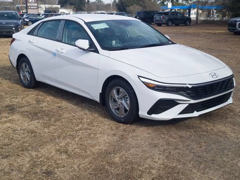 New 2026 Hyundai Elantra SE FWD image 3