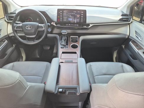 Used 2024 Toyota Sienna XLE FWD image 16