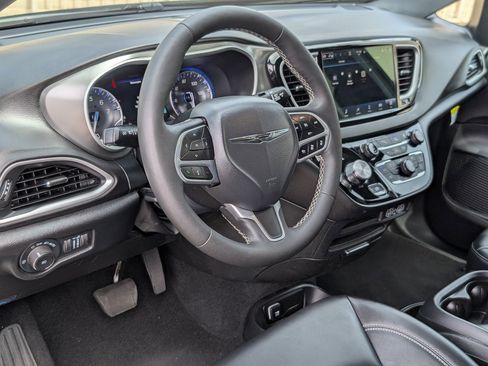 Used 2025 Chrysler Pacifica Select image 14