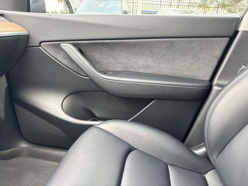 Used 2022 Tesla Model Y Long Range image 24