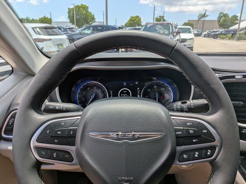 Used 2024 Chrysler Pacifica Touring-L FWD image 28