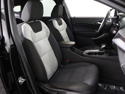 Used 2025 Chevrolet Trax RS image 30