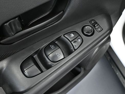 Used 2021 Nissan Kicks S image 19