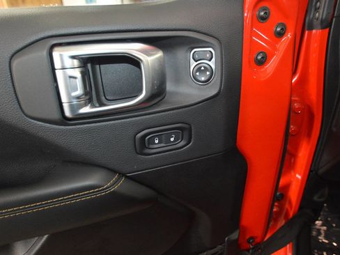 Used 2025 Jeep Wrangler Unlimited Sahara w/ Safety Group image 32