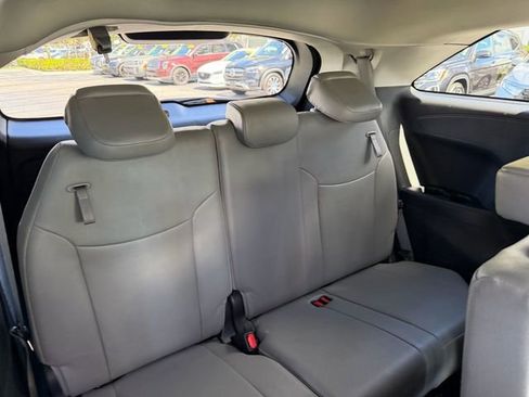 Used 2025 Toyota Sienna XLE FWD image 21