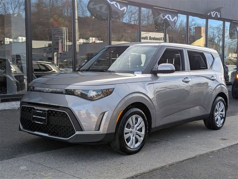 Used 2023 Kia Soul LX image 2