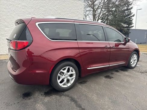Used 2017 Chrysler Pacifica Touring-L Plus w/ Advanced Safetytec Group image 5