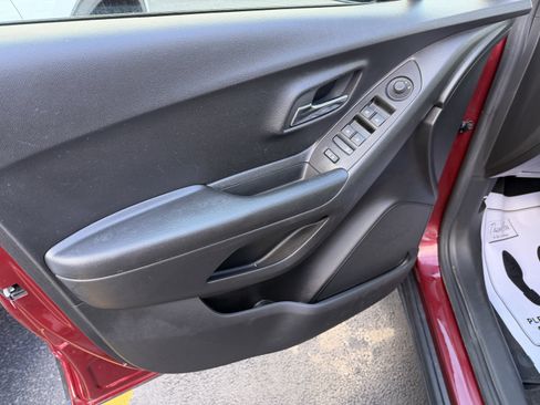 Used 2022 Chevrolet Trax LT w/ LT Convenience Package image 13