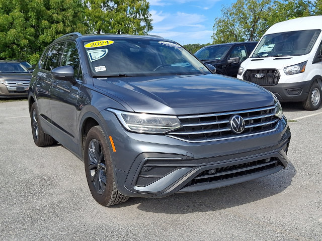 Used 2024 Volkswagen Tiguan SE AWD/4WD image 2