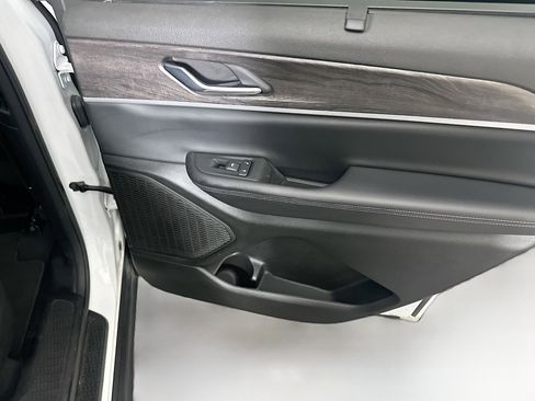 Used 2024 Jeep Grand Cherokee L Limited w/ Luxury Tech Group II image 31