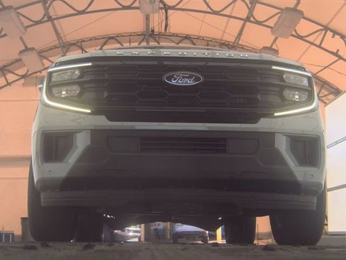 Used 2025 Ford Expedition Active RWD image 2