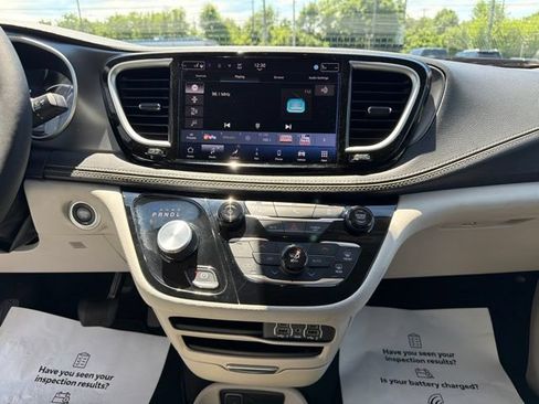 Used 2024 Chrysler Pacifica Limited FWD image 17