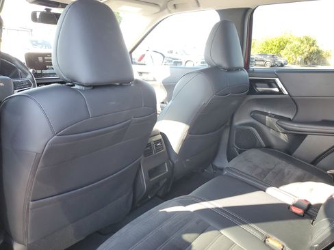 Used 2024 Mitsubishi Outlander SE image 16